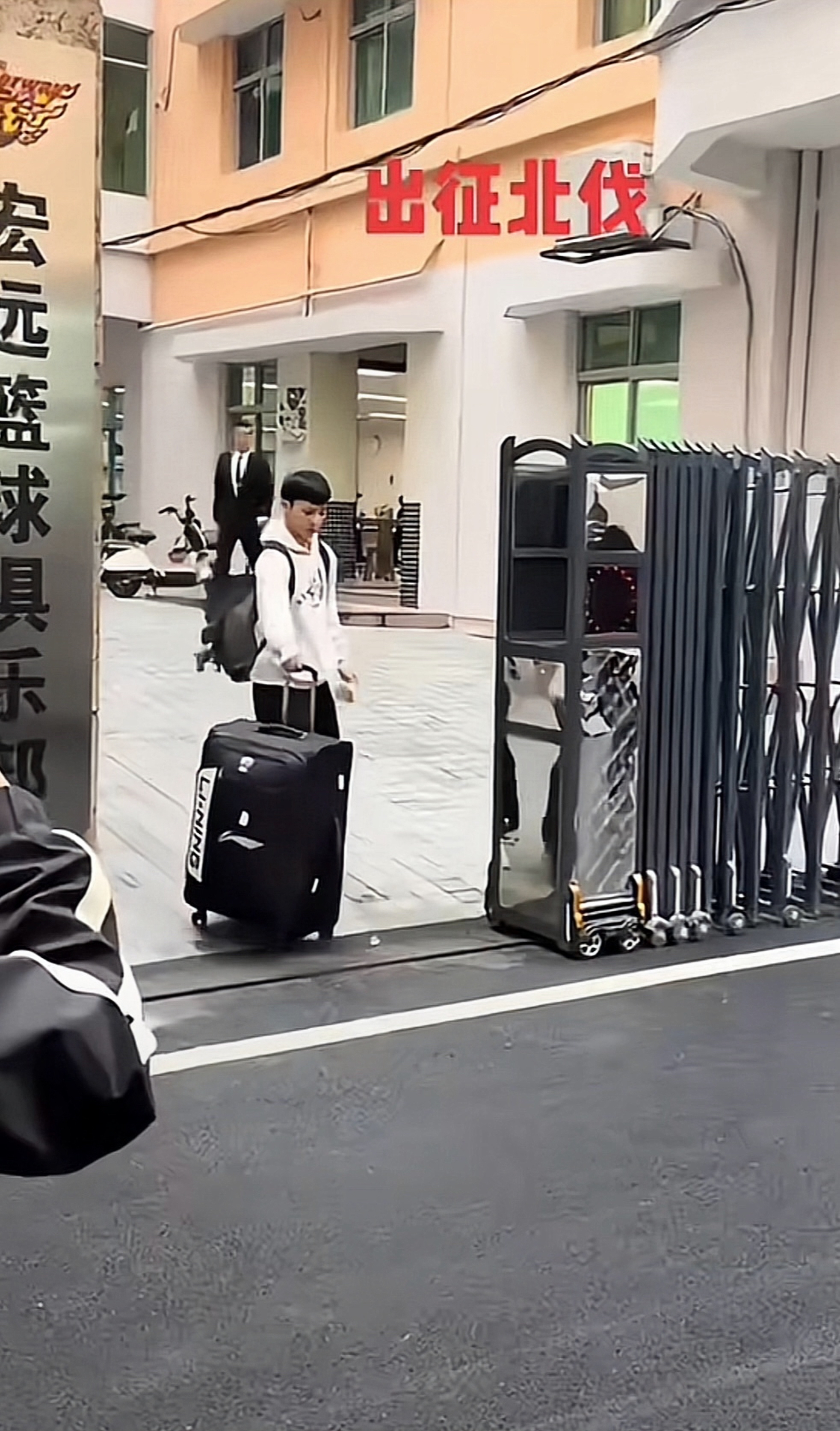 关于广东宏远队力争夺冠，壮志凌云再战球场的信息