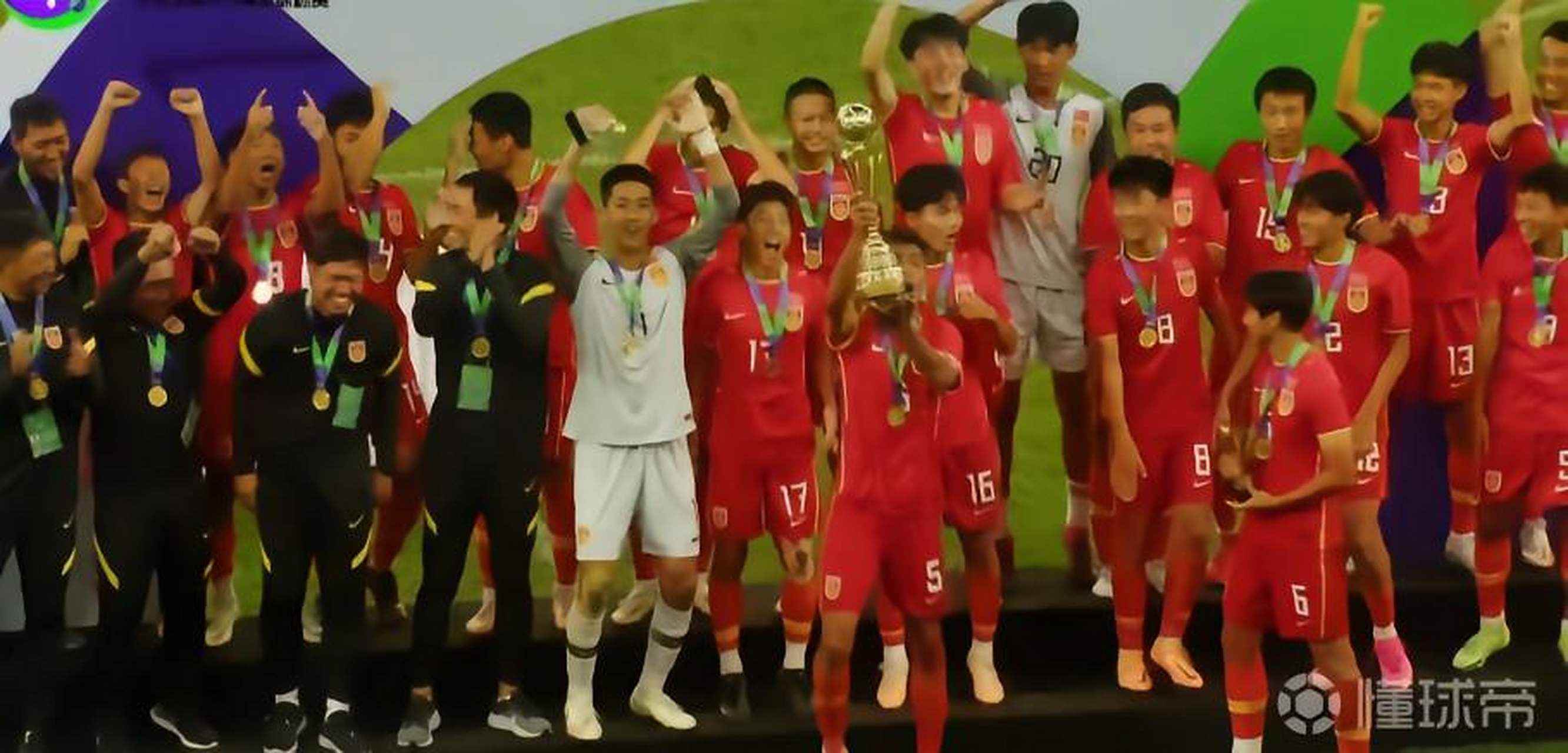 国足东亚杯首战出炉！重回双后腰战术，首发11人浮现的简单介绍